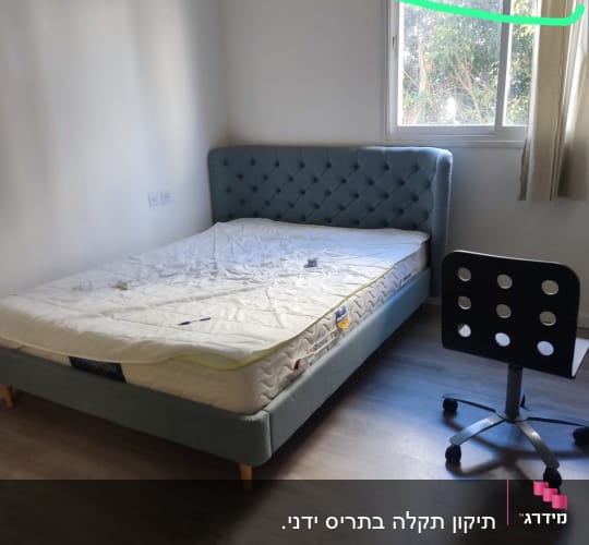 חלון עם תריסים סגורים בחדר שינה